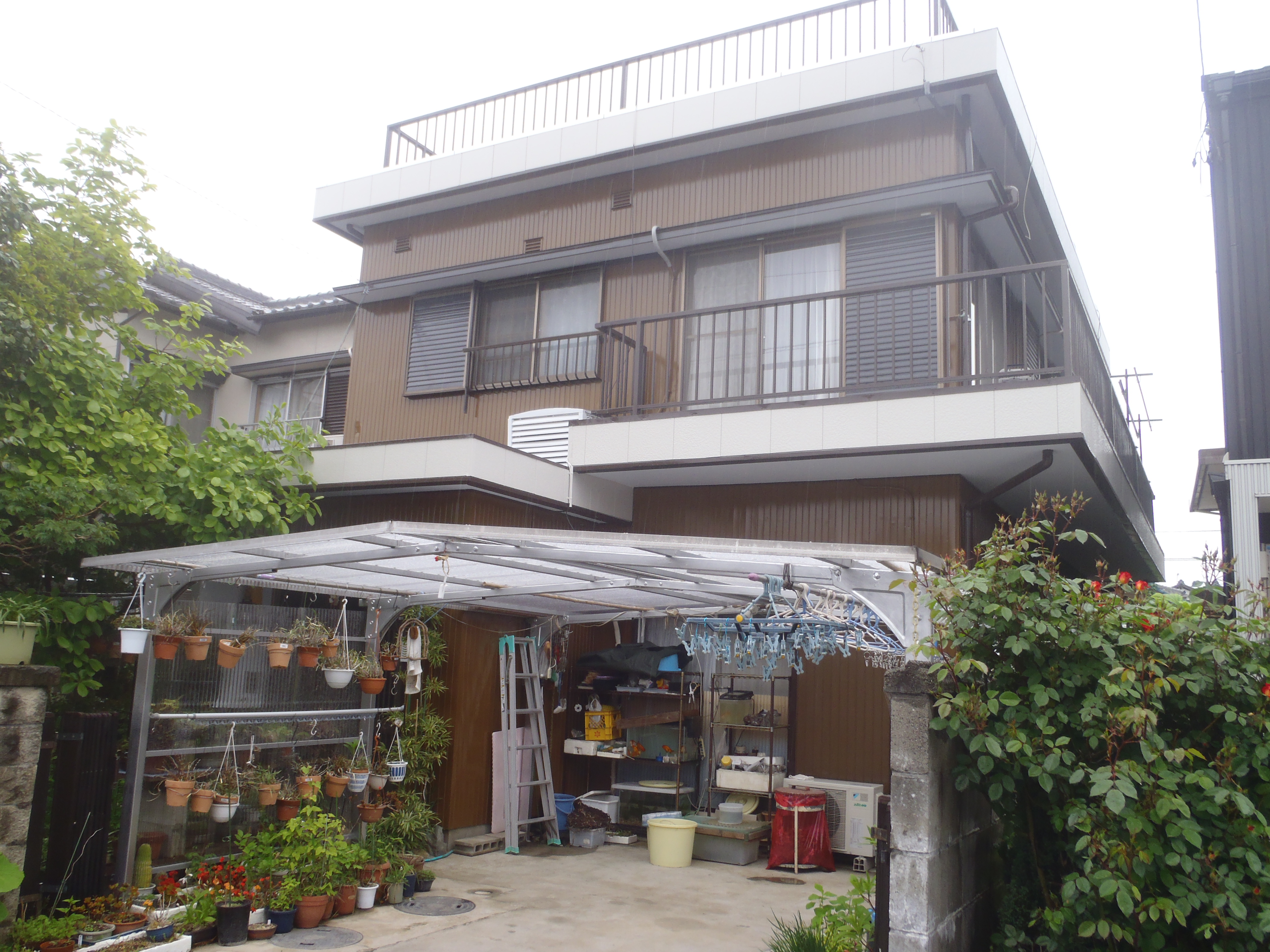 屋上のウレタン防水を施工しました。これで雨漏りも心配ありません。