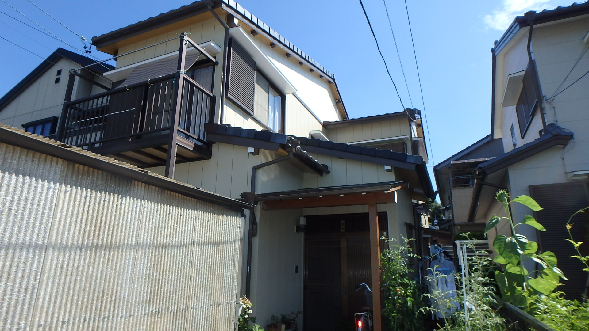 屋根を吹き替えたことにより雨漏りを止めることができた。
また、軽量瓦での施工の為、耐震性もアップした。